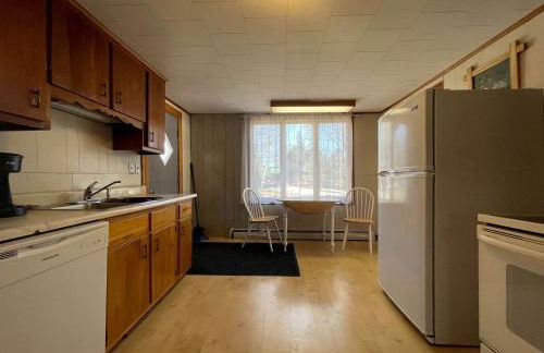 Embrace Nature in this Breathtaking Cottage in Portage Lake, Maine - Foto 21