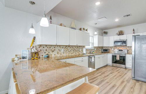 2 Decks, Patio and Views Beachfront Texas Retreat - Photo 9