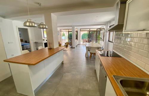 Mediterranean Villa - Private Pool , Garden & BBQ - Photo 21