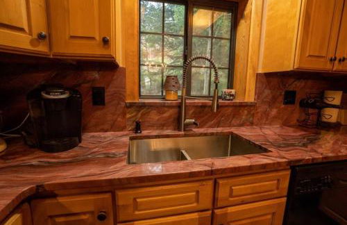 Warm Woodland Getaway with Land - Foto 29