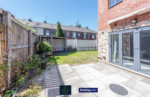 Luxury Retreat For 10 Short Lets & Serviced Accommodation Manchester with Hot Tub and Spacious Garden - Foto 49