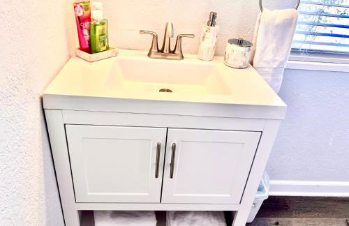 Upgraded, Stylish & Comfy 1 Bedroom/1 Bath Studio - Photo 11