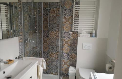 Dom nad jeziorem z prywatnym pomostem i linią brzegową - Foto 3