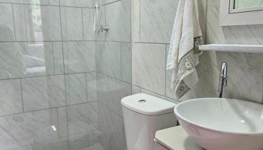 Studio com ar condicionado e estacionamento gratuito próximo ao aeroporto e praias - Foto 3