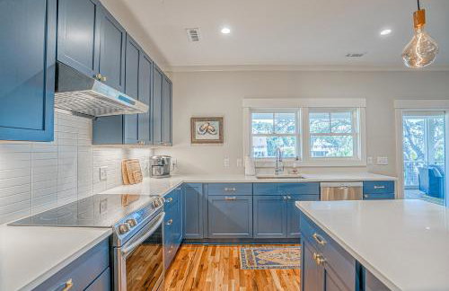 NEW LISTING Six Bedrooms - Private Dock - Steps to the Beach - Sleeps 14 - Foto 17