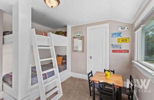 Cozy Farmhouse w Treehouse Fire Pit 1 Mile to Beach Close to Skiing Adventures 1226 - Foto 30