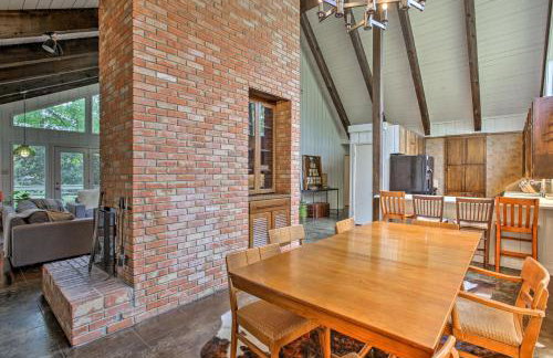 Pet-Friendly Lake Athens Home with Fireplace! - Foto 6