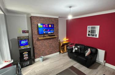 Giga Residential 4 Bedrooms, 8 guests , Near City Centre, Arcade Machine, Sky TV, Netflix, Free Wifi, Free Parking - Foto 1