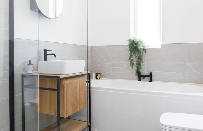 Stylish 2 Bed City Stay - Photo 3