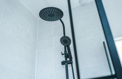 Spacious 2-Bedroom House near Wakefield Centre and Train Station with Free Parking, Ideal for Contractors & Long Stays - NordStay - Foto 6