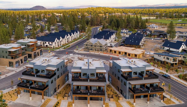 Sleeps 40! 8 Modern Units/20 Bdrs w/ Deck+hot Tub, 10mins to Downtown & Old Bend - Foto 2, Imagen principal