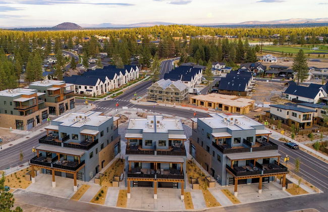 Sleeps 40! 8 Modern Units/20 Bdrs w/ Deck+hot Tub, 10mins to Downtown & Old Bend - Photo 1