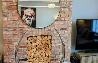 Lux 2 Bed Apartment, 2 Parking spaces, 1 minute to Metrolink - Photo 4