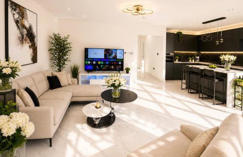 Luxurious & Elegant 6-Bed House - Photo 15