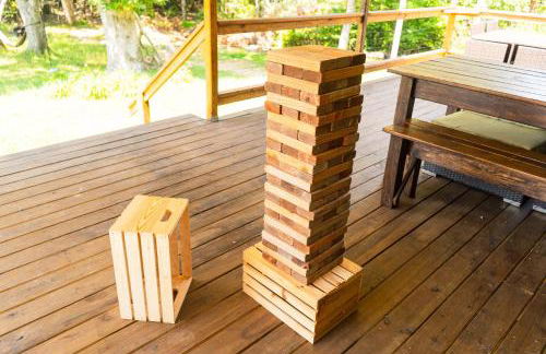 Hot Tub, Private 3 Bed Lodge, 1 mile from Blue Ridge Parkway, Giant Jenga, Families Welcome! - Foto 7