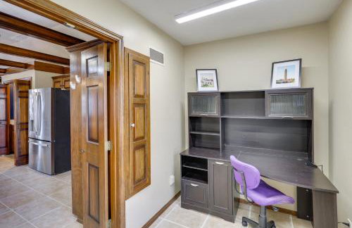 3,000-Sq-Ft Group Getaway with Pool Near Kansas City - Foto 11