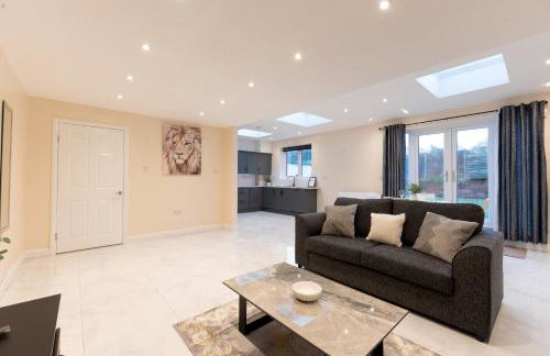 Spacious 4BR Home Walk to Station Parking - Pass the Keys - Foto 10