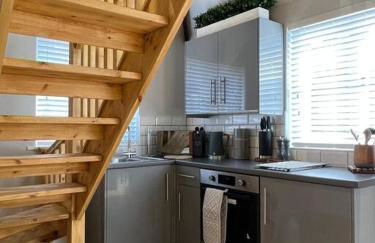 The Shack - Thatched Self Contained Annex - Photo 10