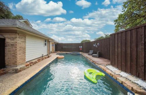 Central Plano 4-BD 2-BA Pool Retreat, Sleeps 10 - Foto 28