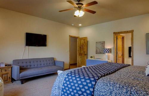 Torreon Family Cabin, Large Decks & Open Floorplan - Photo 17