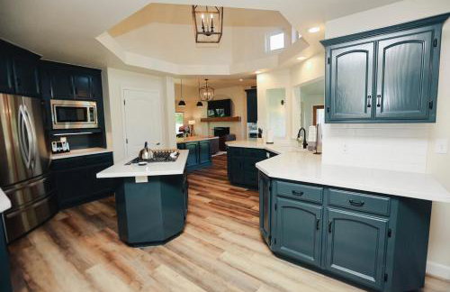 Riverfront Beauty with Pickle Ball Court - Foto 19