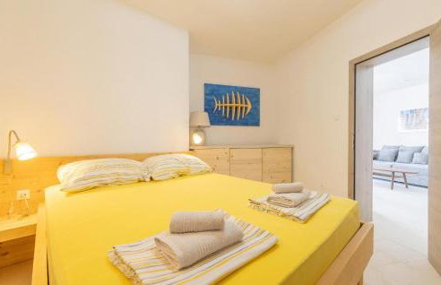 2 Bedroom Amazing Apartment In Lukovo - Foto 5