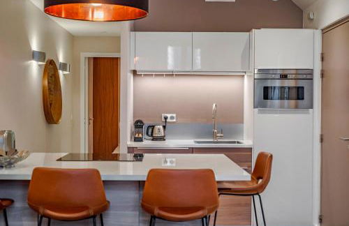 Luxury Family 2BR - Prime Location, Walk to Beach & Shopping, Sunny Balcony - By Totolulu Cannes Hoche - Foto 10