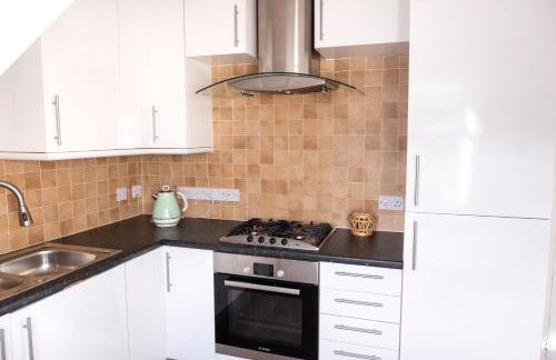 BOHO BEACH HOUSE- SLEEPS 8- 2 MIN DRIVE FROM BOSCOMBE PIER- SUPERFAST WiFi- FLAT SCREEN SMART TV- FREE ON STREET PARKING! - Photo 16