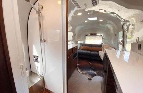 Restored Beautiful Airstream Fully Equipped with Incredible Outdoor Living in Texas - Foto 50