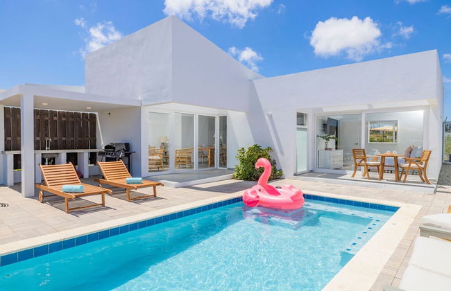 3BR 3BA Newly Built w Private Pool 5 min 2 Beach - Foto 1