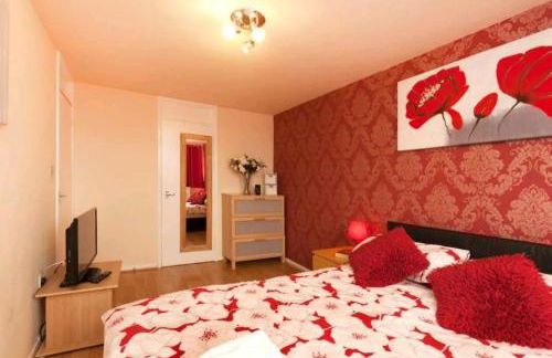 "Snooze Central" - City Centre Apartments above Victoria Centre Shopping Centre with full Kitchen in Milton Street - up to 4 Beds - most Central Location next to the Hilton Hotel - Outdoor Parking for Cars or Vans five pounds a day - Sunday 1pm Check-Out - Photo 8