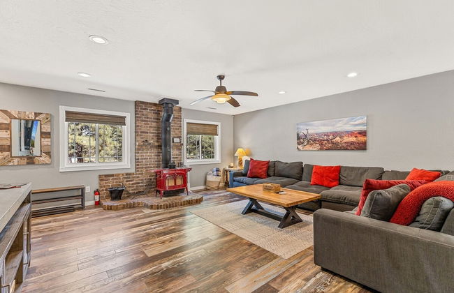 Spacious Canyon Peak Pine View Home Game Room Hot Tub - Photo 20