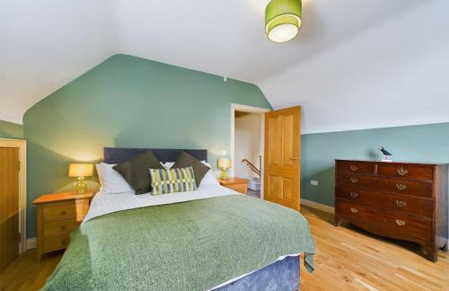 Mourne Mountain Bliss, Rostrevor 4BR Cottage with Patio & BBQ ideal for a relaxing getaway - Photo 12