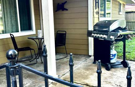 Stylish 4BR Retreat in Cypress - King Bed -Fireplace -Outdoor Patio - TVs in 4 Rooms - Foto 18