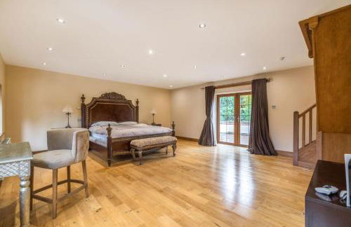 Kingswood 6 Bed Mansion, Tennis Court and Cinema - Foto 16