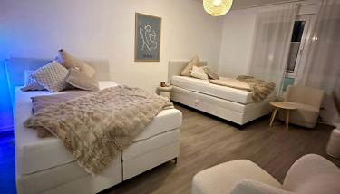 Little Royal - Photo 3