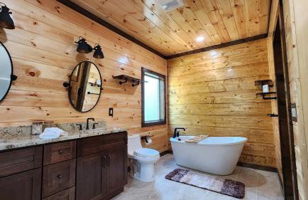 Luxe Cabin with Game Room, Hot Tub & Firepit - Foto 23
