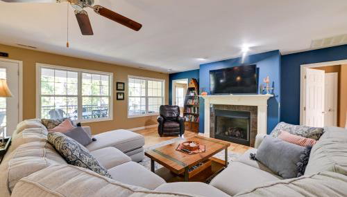 Lakefront Gilbertville Haven with Private Boat Dock! - Foto 5