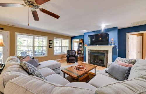 Lakefront Gilbertville Haven with Private Boat Dock! - Foto 5