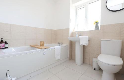 Contractor 4 Bed 3 Bath House Near Airport Parking Barry Island with Parking - Foto 8