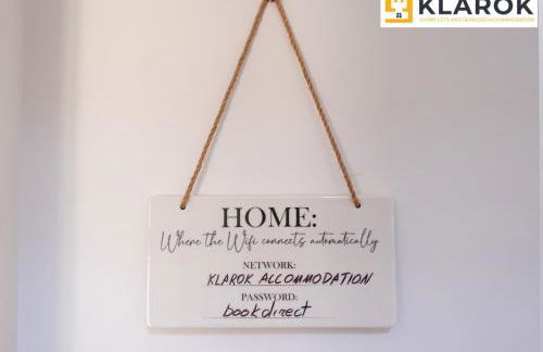 Four Bedroom Semi Detached House By Klarok Accommodation Peterborough With Free Parking & Garden - Foto 32