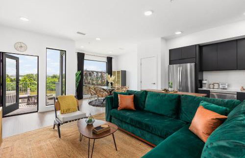 River View High-End Condo with Private Patio and FREE Parking - Foto 8