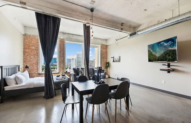 Downtown Dallas Gorgeous 3 BD, Pool & Gym - Photo 14