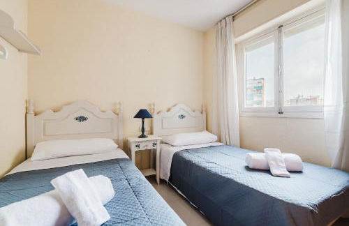 Piscina, terraza, espaciosa y buena energía - Photo 14