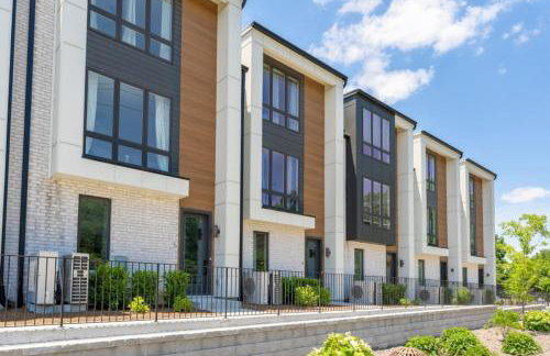 6 Bedroom Quiet Townhome! 6min to Airport & 15min to Downtown! - Foto 1