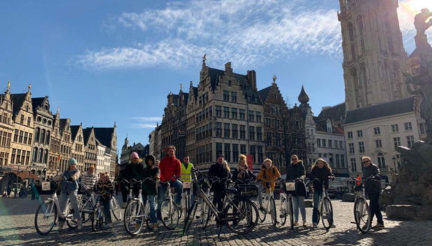Andando de bicicleta pelo centro histórico de Antuérpia