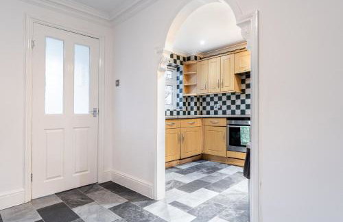 Purley House-Sleeps 8-Near Gatwick-Games Room - Foto 11