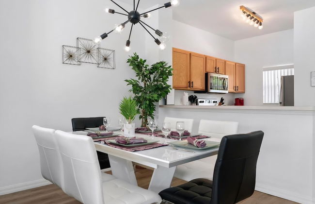 Amazing 3BR 2BA Townhome With Lake View at Terra Verde! - Foto 1