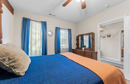 Lakefront Retreat with Deck, Movie Room and Yard - Foto 37