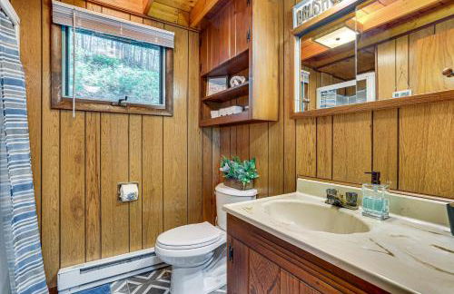 Less Than 1 Mi to Lake Cabin with Hot Tub in Greentown! - Foto 19